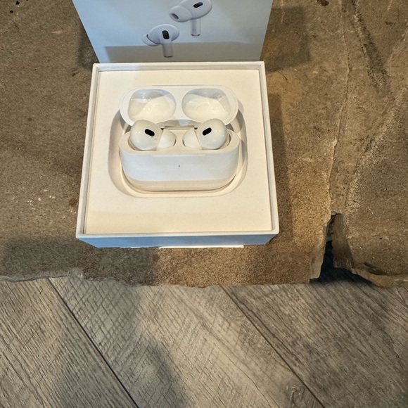 Wireless White Earbuds - Picture 1 of 3